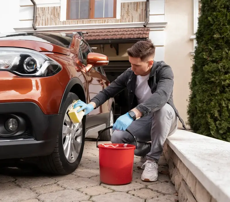 Lavage auto à domicile Mantes-la-Ville : professionnel intervenant sur un véhicule